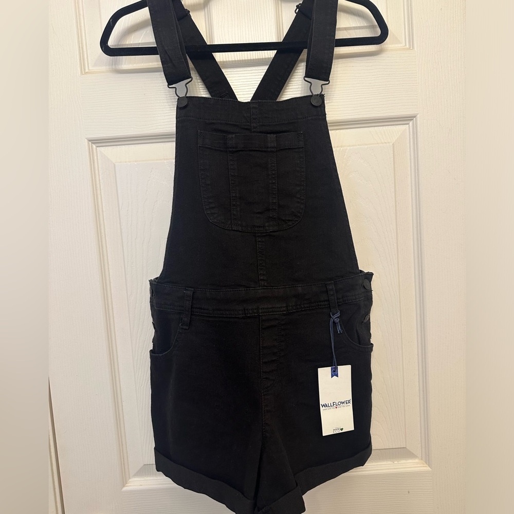 Wallflower Women’s Black Short Overalls Size L (NEW)